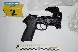 Pistola con matricola abrasa e oltre 1400 munizioni. Le foto