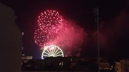 Il cielo si illumina per San Nicola: fuochi d'artificio e processione inaugurano i festeggiamenti. Foto e video