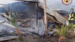Pescoluse, incendio all’alba distrugge il “Lido del Sol”