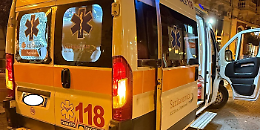 Follia in via Di Palma, pugni contro un’ambulanza in servizio. Un vetro in frantumi