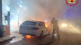 Auto in fiamme nella notte, nel mirino un giovane insegnante