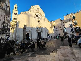 Bari Vecchia soffocata da sporcizia e guide abusive: “Basta interventi spot, serve un presidio fisso della Polizia Locale”