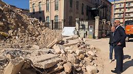 Via De Amicis, prosegue la rimozione delle macerie: il sindaco in cantiere. Le foto
