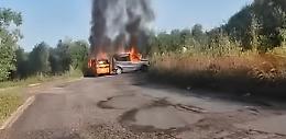 Commando armato blocca la ex 98 e assalta un portavalori: colpo fallito, auto incendiate sulla carreggiata