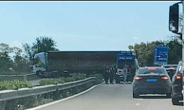 Tir sfonda le barriere sulla statale 106: traffico bloccato a Ginosa