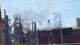 Colonna di fumo dall'ex Ilva, paura a Taranto nel giorno del ministro