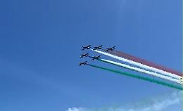 Le Frecce Tricolori nei cieli di Bari nel nome di San Nicola. Il video