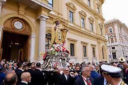 Festa di San Nicola tra fede e identità: folla in processione sul molo. Il video e le foto