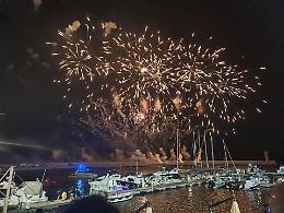 I fuochi d’artificio sul mare chiudono la Sagra di San Nicola: festa e emozioni. Le foto
