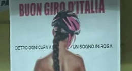 Bufera per il manifesto del Giro d’Italia: “Sessismo in sella”
