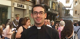 L’abbraccio inatteso col Papa: l’emozione di don Claudio e dei cresimandi di Barletta. Il video