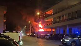 Paura nella notte, devastante rogo in un’officina che si occupa di pneumatici