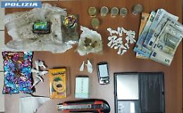 Spaccio in casa, arrestata una 58enne: trovati cocaina, hashish e bilancini nella cucina