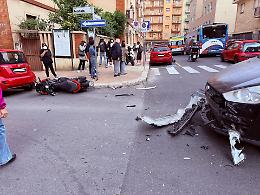 Scontro tra auto e moto: centauro in codice rosso, traffico paralizzato