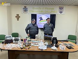 I cani antidroga “Roma” e “Goran” scoprono un chilo di cocaina nascosta nel pavimento. Le foto