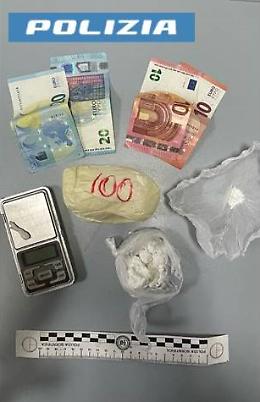 Spaccio di droga davanti al negozio, blitz della Polizia 