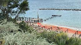 Lavori alla spiaggetta del Lungomare, ma &egrave; allarme sicurezza sui social. Le foto