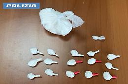 Droga tra giubbotto e frigorifero, arrestato 22enne: era già finito in manette per spaccio