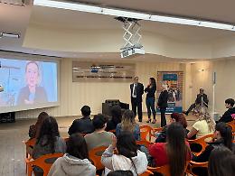 A lezione di truffe con Charles Ponzi: la finanza sale sul palco per educare gli studenti. Le foto