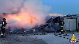 Corpo carbonizzato trovato in una roulotte in fiamme. È mistero