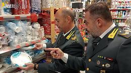Sequestrati oltre 35.000 prodotti contraffatti e non sicuri. Nei guai 18 commercianti