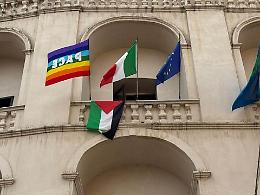 La bandiera palestinese su Palazzo San Domenico: gesto di pace che divide la maggioranza