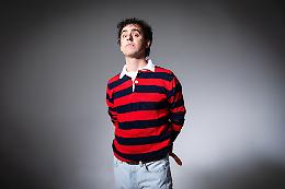 Luca Ravenna, il re della stand-up comedy, porta "FLAMINGO" a Bari 