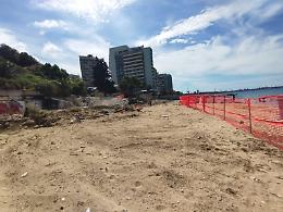 Lido interdetto, ma affollato. La Lega: «Irresponsabilità di pochi e inerzia delle istituzioni»