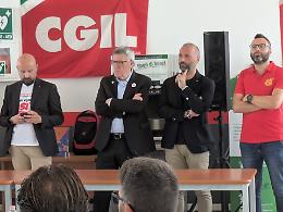 Landini ai lavoratori tarantini: «Votare i referendum per dare una spallata alla precarietà». Le foto
