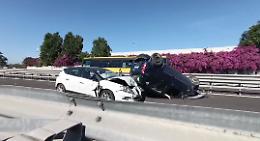Schianto sulla strada per Barletta: coinvolti camion e due auto. Cinque i feriti