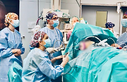 Chirurgia senologica all’avanguardia al Policlinico: mastectomia bilaterale senza cicatrici sul seno