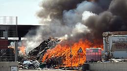 Fiamme nella zona industriale di San Basilio: in fumo un deposito di rifiuti. Video e foto