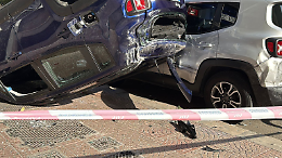 Terribile schianto in centro, auto si ribalta 