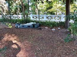 Villa Peripato, ridotto a discarica l'affaccio su Mar Piccolo. Le foto