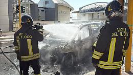 Auto prende fuoco in pieno centro: salvi per miracolo i due occupanti