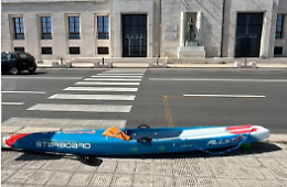 Donna investita e aggredita sulle strisce davanti alla Regione: caccia al pirata in scooter