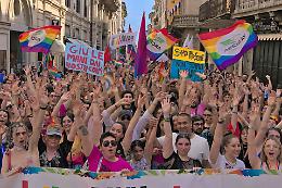 In marcia per i diritti: in piazza della Vittoria sfilano i colori dell’Onda Pride