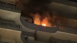Fiamme nella notte a Taranto, paura in via Plinio. Le foto