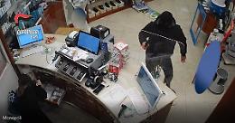 Punta una pistola contro il farmacista, ma il suo pollice lo tradisce: arrestato