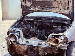 Auto avvolta dalle fiamme, i Vigili del fuoco evitano il peggio