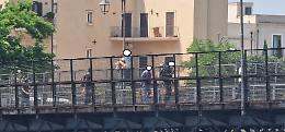Da via Giovan Giovine al Ponte girevole, la protesta si sposta: “Senza acqua, senza luce e senza futuro”