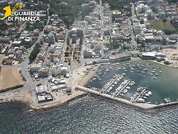 Porto di Torre a Mare, operazione della Finanza: sgomberate oltre 100 imbarcazioni abusive. Le foto
