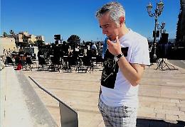I vandali non risparmiano neppure la musica