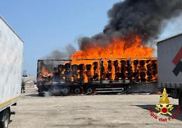 Tir in fiamme con un carico di carta nel porto
