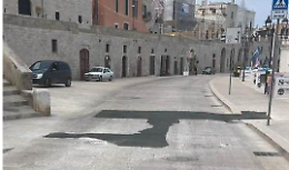 “Città umiliata tra rattoppi d'asfalto e degrado sulle mura storiche”