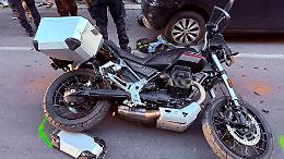 Moto travolta da un’auto pirata: due feriti in gravi condizioni. Le foto