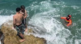 Mare in burrasca, due ragazzi salvati dalla Guardia Costiera su uno scoglio. Le foto