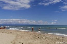 Tragedia in mare, muore a 13 anni dopo un malore in acqua