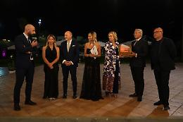 Moda, inclusione e solidarietà: le foto del défilé che inaugura l’estate