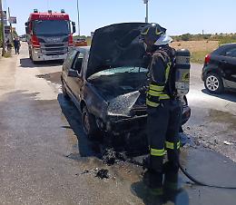 Auto prende fuoco durante la marcia in via Unit&agrave; d&rsquo;Italia